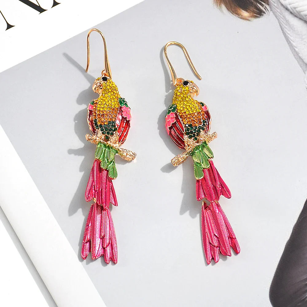 Brincos com design de Arara e cristais coloridos
