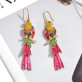 Brincos com design de Arara e cristais coloridos