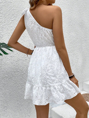 Vestido Curto com Nó, Bordado de Ilhó e Bainha com Babado