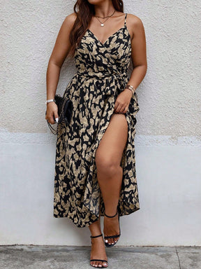 Vestido Casual Plus Size Preto com Cinto Cruzado e Fenda Lateral