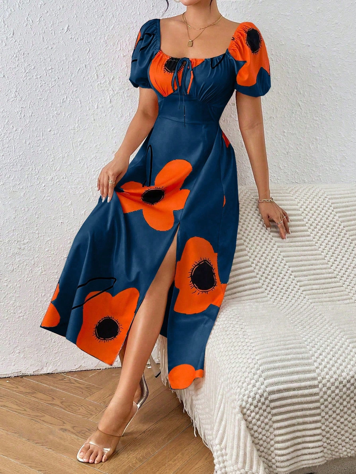 Vestido Floral Elegante com Manga Bufante e Fenda Lateral