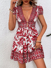 Vestido Curto Estampado com Decote