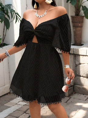 Vestido Plus Size Boho Curto com Pompons